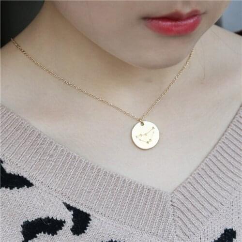 Capricorn pendant necklace popular in Europe and the United States, is a gift from his mother to his girlfriend