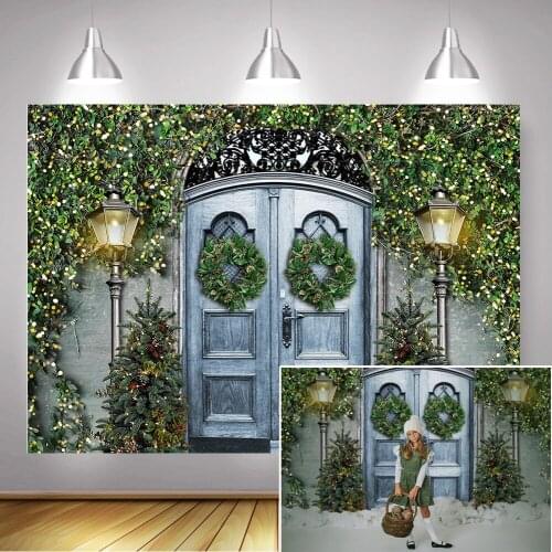 Winter Christmas Portrait Photography Backdrop Vintage Wooden Door Christmas Trees Background Wreath Green Vine Light Photocall