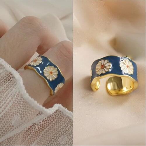 New Korean Flower Crane Ring Womens Fashion Retro Plum Flower Ring Special Resin Daisy Ring Stainless Steel Adjustable Ring