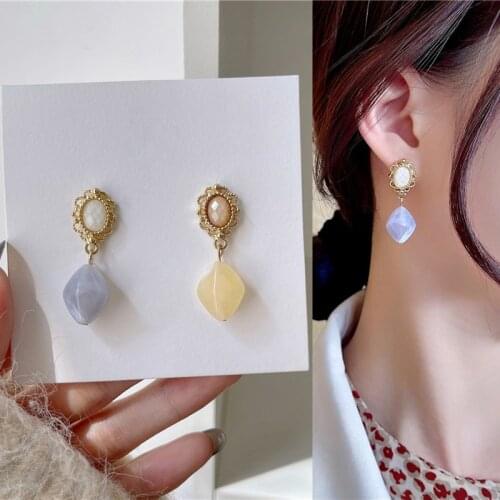 Vintage Baroque Metal Lace Asymmetrical Color Acrylic Pendant Drop Earrings for Women Girl Teens Ear Jewelry Earrings 2021 Trend