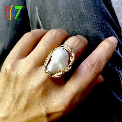 F.J4Z New 2019 Women Finger Rings Fashion Bohemian Big Irregular Pearl Top Rings Girls Lindo Finger Jewelry Gifts Wholesale