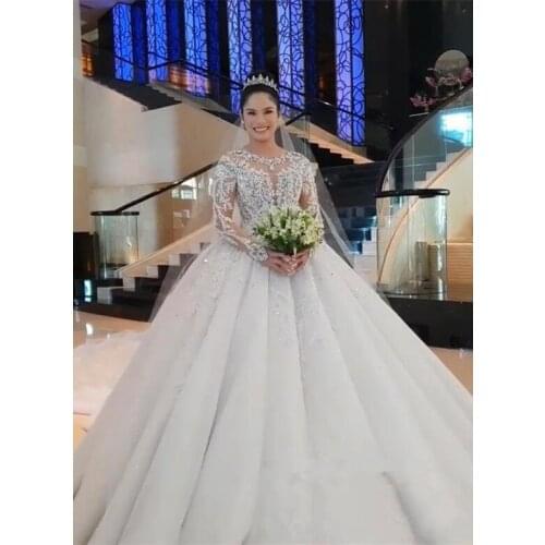 Luxury Crystal Beaded Long Sleeves Ball Gown Wedding Dresses Vintage Lace Appliiqued Saudi Arabic Dubai Bridal Gown Plus Size