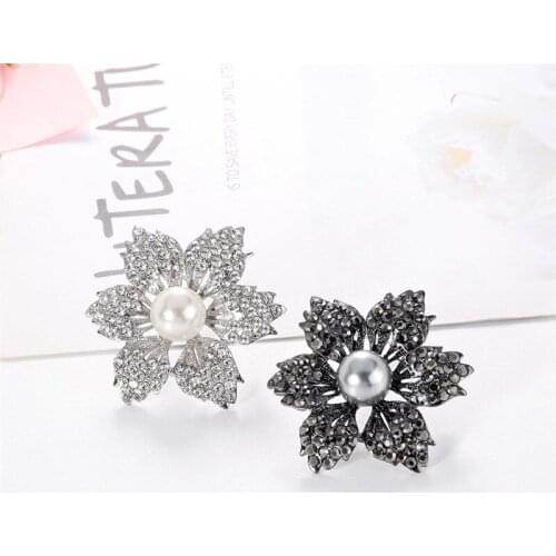 Luxury Vintage Elegant Flower Brooches Black White Color Alloy Crystal Plant Brooch Lady Party Pins Birthday Gifts