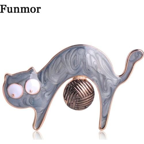 Funmor Kawaii Enamel Cats With Ball Brooches Gold Color Vivid Alloy Animal Badge Corsage Bag Decoration Wedding Lapel Pins Gifts