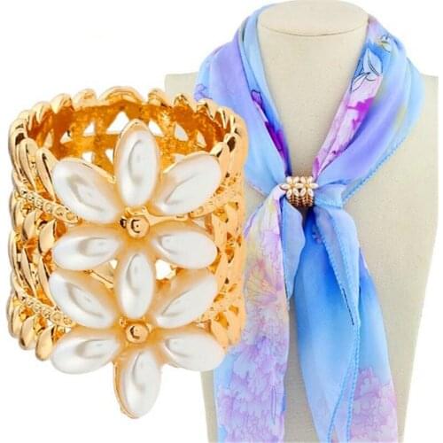2020 new European and American hot fashion sweet inlaid pearl hollow flower double tube scarf buckle accessories
