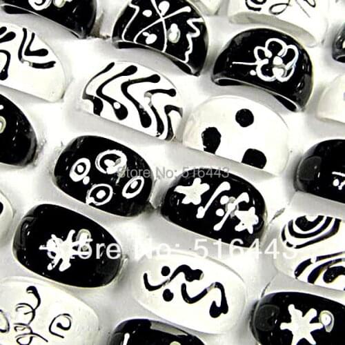 100pcs Top Resin Hand Printed Mix Black White Fashion Women Girls Children Loverly Rings Wholesale Jewelry Lots A-079