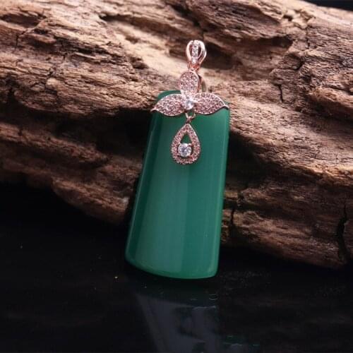 Chinas Natural Green Chalcedony Hand Carved Drop Pendant Fashion Jewelry Mens and Womens Green Agate Necklace