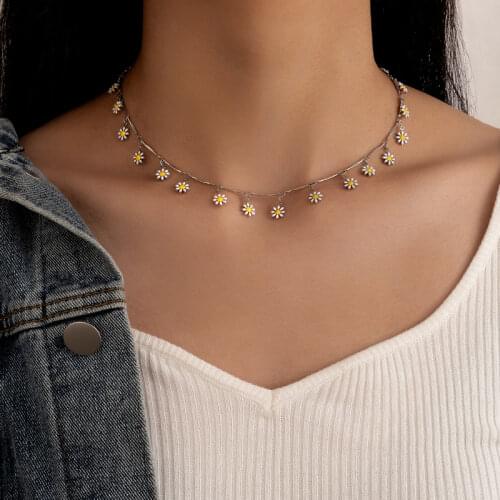 HuaTang Bohemian Lovely Daisy Flowers Choker Necklace for Women Girls Statement Short Necklace Summer Vacation Jewelry 17791