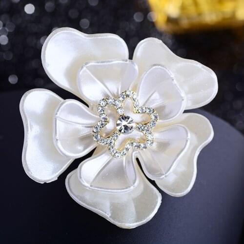 Simple White Camellia Flower Enamel Pins Fashion Vintage Rhinestone Brooches Pin Elegant Floral Women Coat Corsage 2021 New Gift