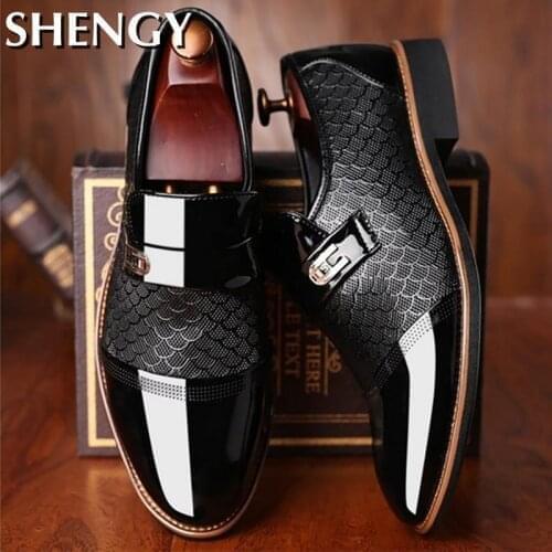 2020 Men Shoes Luxury Brand Large Black Formal Shoes Loafers Mens Shoes Genuiner Leather Embossing Classic Business Footwear