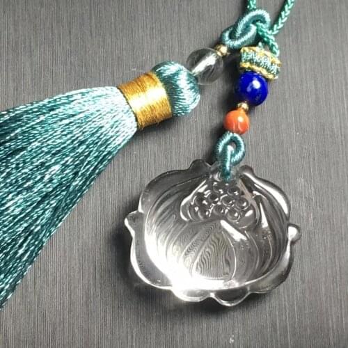 Natural white crystal Seiko carved small lotus pendant, wealth, safety, demagnetization can be used as a birthday gift