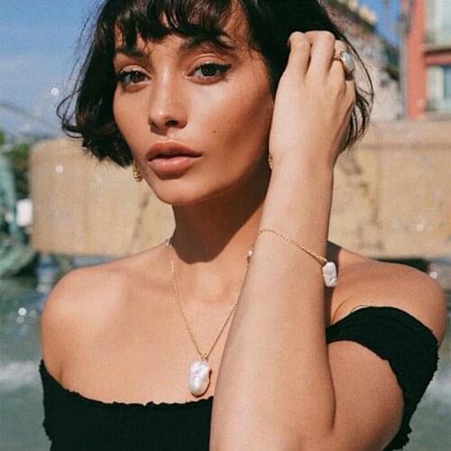 Fashion White Imitation Pearl Choker with Metal Slice Fixation Wide Bib Necklace Jewelry for Charm Women