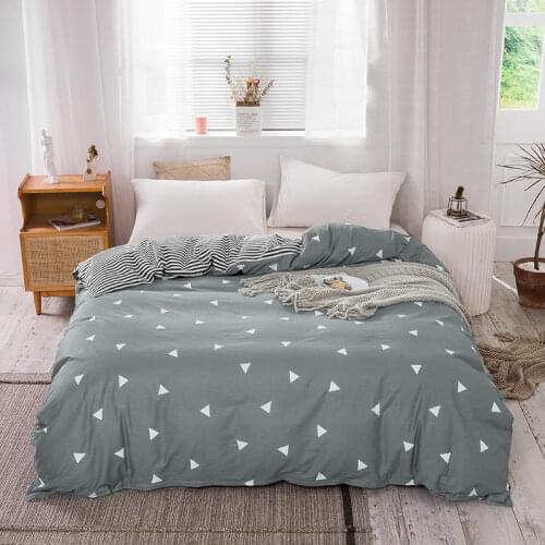 The Soft Printed Quilt Cover Prevents the Quilt From Being Stepped on by Cats or Dogs and Decorates the Bedroom