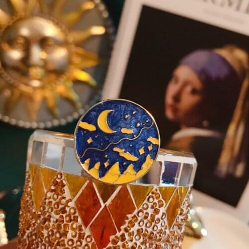 Japanese enamel glaze circular contracted brooch brooch bag buckles the moon mountain sky to restore ancient ways