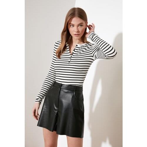 Trendyol Leather Look Pockets Shorts & Bermuda TWOAW21SR0014