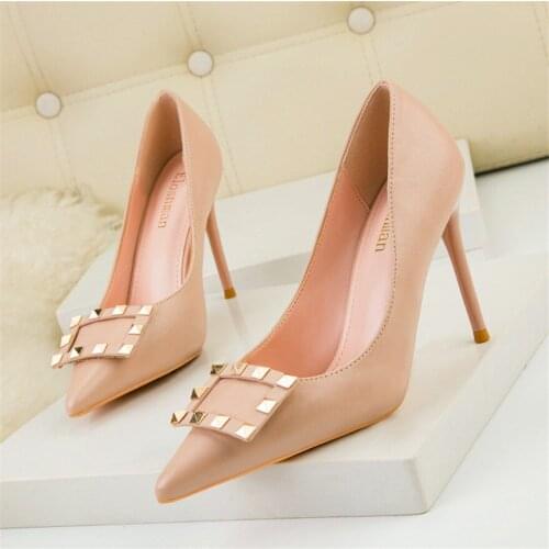 2021 Classic Brand Shoes Solid Soft Leather Elegant Metal Rivets Women Pumps Show Thin Pointy Toe Female High Heels Shoes Office