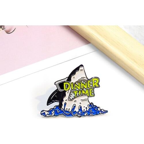 Fashion Cartoon Cat Eating Canned Fish Metal Enamel Brooch Creative Cute Cat Badge With Wings Personalized Lapel Backpack Gift