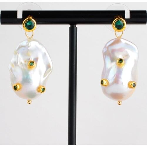 1pairs Natural Cultured White Baroque Pearl Green Cz Stud Earrings