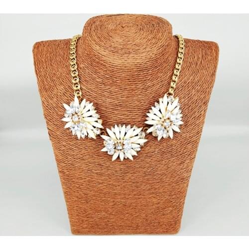 New Fashion Bridal Luxury Big White Stone Crystal Flower Choker Necklace For Women Sweet Gold Chain Necklace Jewelry Party Gift