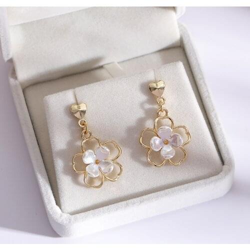 Three dimensional flower Earrings No Hole Ear Clips White flowers Clip On Earring Without Piercing Minimalist Earrings D318