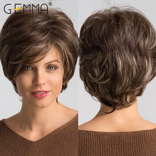 GEMMA Short Wavy Bob Mixed Brown Blonde Highlight Synthetic Wig with Bangs for Women Natural Pixie Cut Heat Resistant False Hair