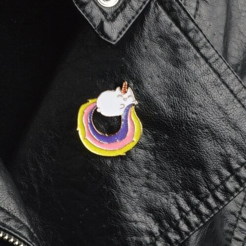 Shining rainbow unicorn Enamel brooch Cute cartoon unicorn Glittering rainbow Personality badge fashion accessories
