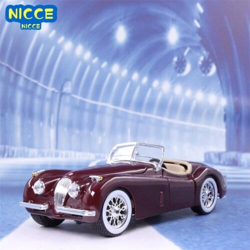 Bburago1:24 Jaguar 1951 XK120 Roadster Simulation alloy car model of classic convertible
