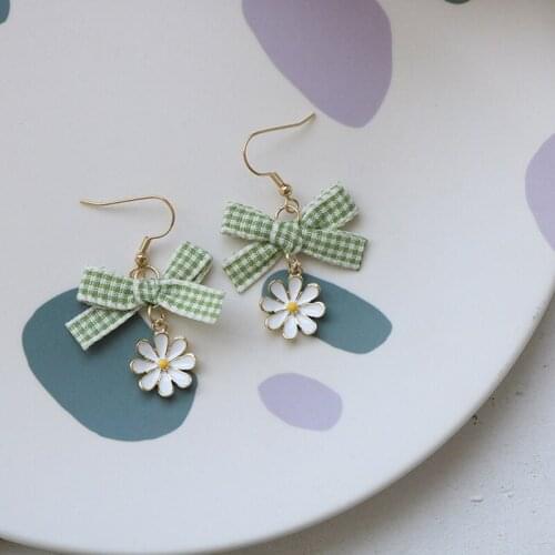 Sweet Checked Bow Little Daisy Earrings for Women Summer Korean Fashion Flower Clip Dating Jewelry 2021 Trend Friend Pendientes