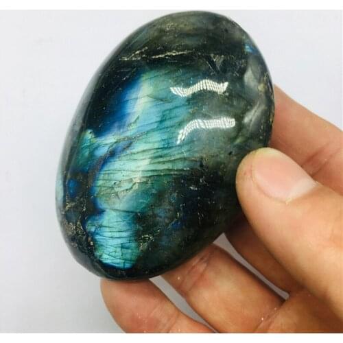 Natural crystal Play with the stone stone rolling palmetto stone treatment 1pcs Randomly send