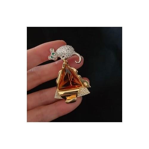 European and American vintage medieval series small mouse gem brooch