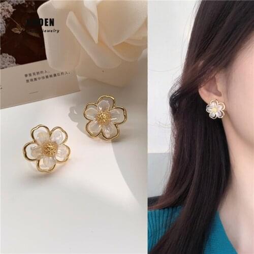 Minimalist Elegant White Flower Dangle Earrings 2020 New Fashion Korean Jewelry For Woman Wedding Party Girls Unusual Earrings