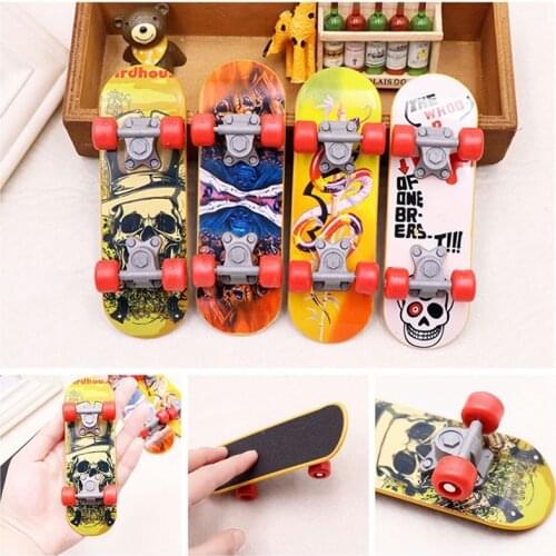 1Pc Random Color Mini Fingerboard Skateboard Large Size Fingerboards Fun Game Child Boy Truck Finger Skateboard Kids Toy Gifts
