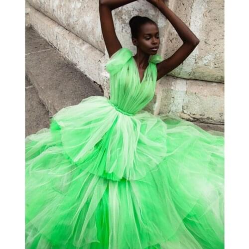 High Quality Elegant Puffy Prom Dresses V-Neck Pleated Tiered Tulle Ball Gown Women Formal Evening Party Gowns Plus Size Custom
