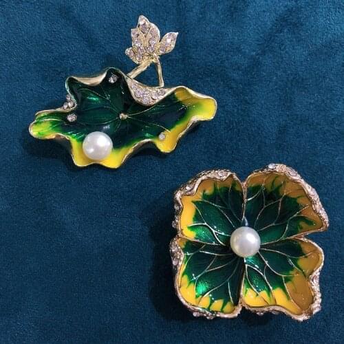 Muylinda Fashion Green Leaf Brooches Enamel Lotus Brooch Pin Alloy Brooch Jewelry with Rhinestone Edge Embellished Wholesale