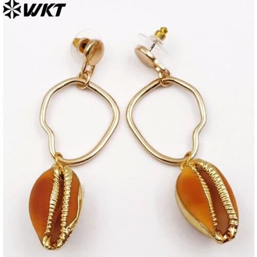 WT-E438 Heart Shape Metal Pendant Inlay Tiny Sea Shell Drop Earring Gold Trim Raw Cowrie Earring Women Sea Side Jewelry