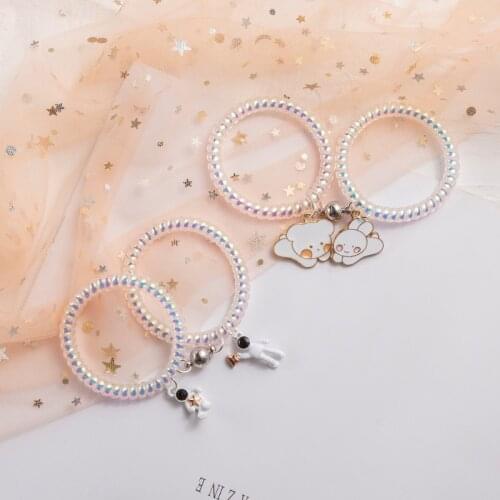 Astronaut magnets suck couples bracelets and small leather ribs to send boyfriend bracelet phone coils