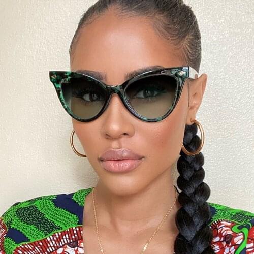 Fashion Womens Green Flower Sunglasses 2021 Luxury Designer Gradient Cat Eye Glasses Rivet Trending Shades Optical Eyeglasses