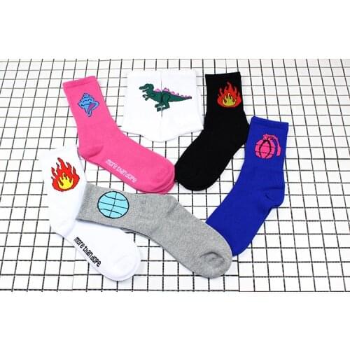 New fashion hip hop k-pop style pink gun and flame dinosaur weave knitting socks in tube socks men and women