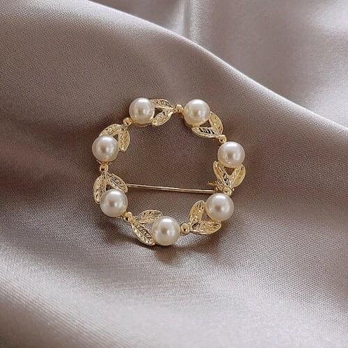 New Style Golden Imitation Pearl Hollow Fashion Classic Brooch Womens Exquisite Brooch Party Gift
