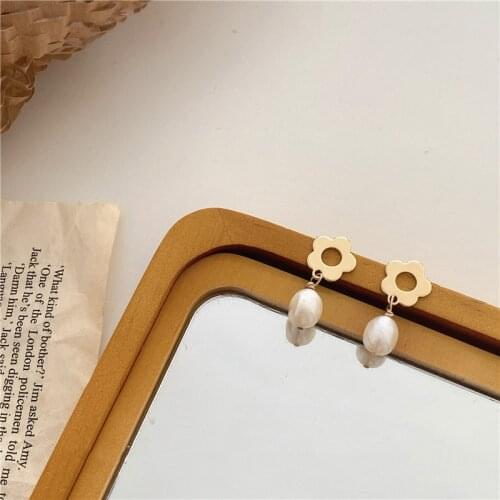 Korean Style Gold Color Metal Flower Earrings for Women Girl Irregular Baroque Pearl Drop Earrings Wedding Jewelry Oorbellen