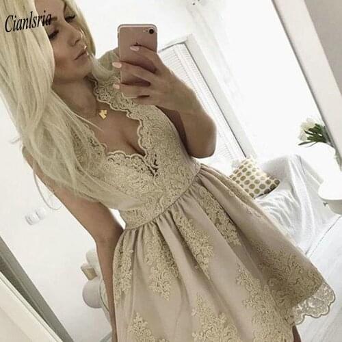 Champagne Open Back V-Neck Mini Short Ball Gown Homecoming Dresses Appliques Lace Sleeveless Cocktail Graduation Dress