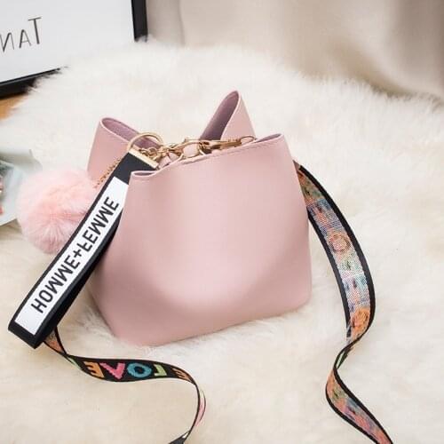 Fashion Women Large Capacity Bucket Crossbody Bag New Style Mini Wide Strap Shoulder Fur Ball Messager Bag Handbag
