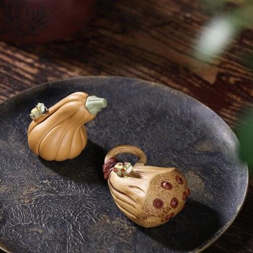 Put a tea pot of the purple sand tea pet hand play tea tea pet accessories home furnishing articles mini pumpkin frog