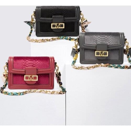 Fashion retro light and versatile one-shoulder velvet metal chain casual simple small square bag