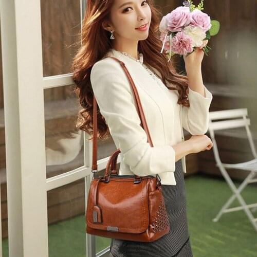 Shouler Bag Luxury Handbags Women Bags Designer Brand Oil Wax Leather Rivet Boston Bag Crossbody Bags for Women 2021 Tote