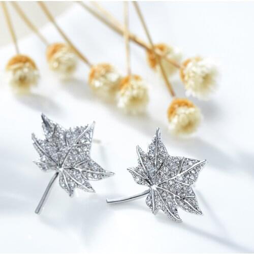 New Copper Cubic Zirconia Exquisite White Maple Leaf Stud Earrings Women Fashion Cute for Girls Simple Elegant Woman Earrings