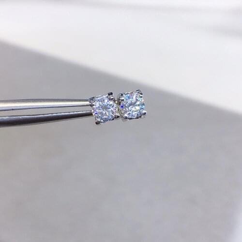 Geoki Trendy Excellent Quality 0.5 ct Moissanite Stud Earrings 925 Sterling Silver Perfect Cut Round Gems Statement Earrings