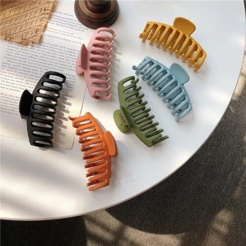 2021 Sweet Scrub Color Acrylic Grasp Clip Simple Oval Hollow Leopard Grasp Hair Crab for Women Makeup Bath Hair Accessories