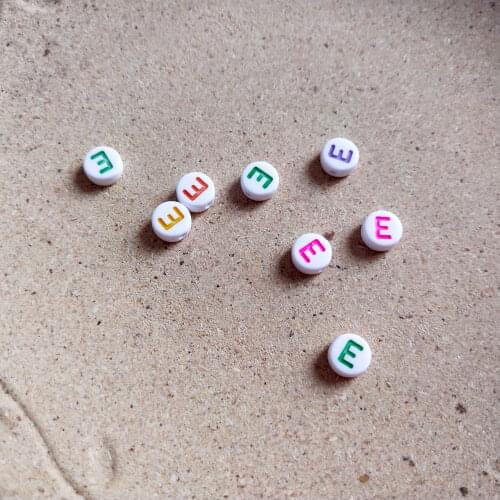 Mini Order 500pcs/lot Colorful Single Initial E Printing Acrylic Letters Beads Flat Coin Round Shape Plastic Alphabet Beads