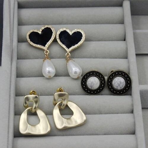 Fashionable New Retro Pearl Black Heart-Shaped Matte Gold Temperament Elegant Simple White Pine Stone Mesh Red Lady Earrings
